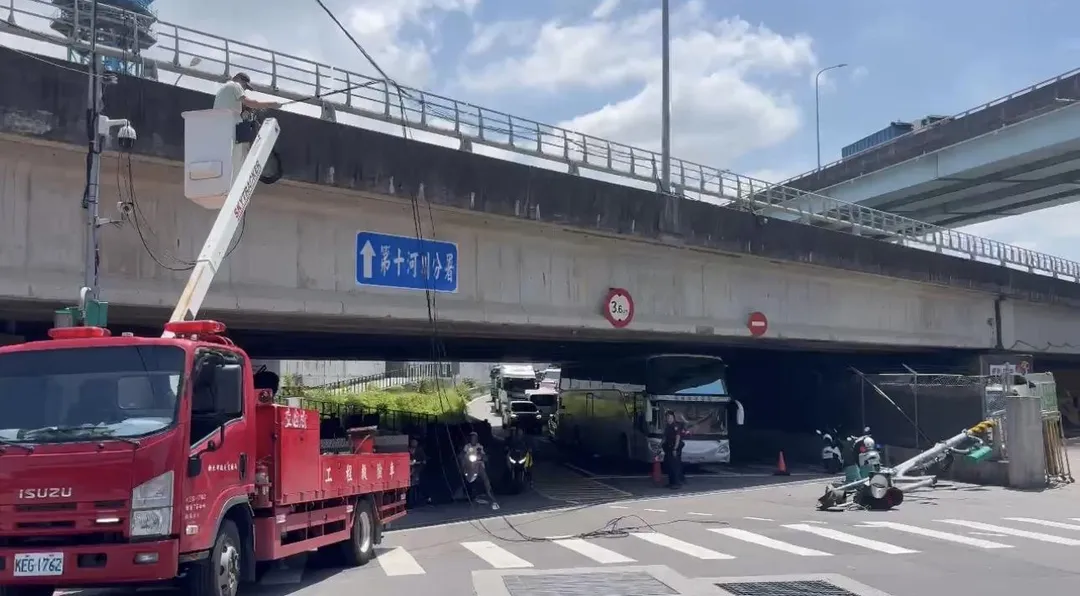 相關單位到場協助排除。（圖／翻攝畫面）