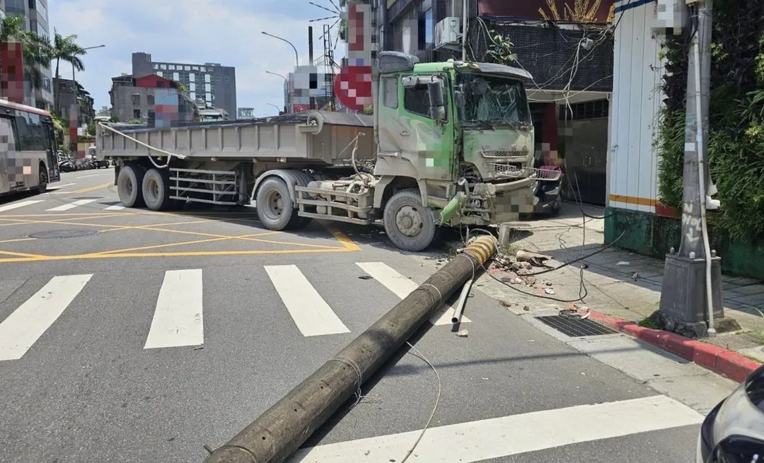 北市南港發生砂石車撞斷電線桿事故駕駛酒駕又毒駕。（圖／翻攝畫面）