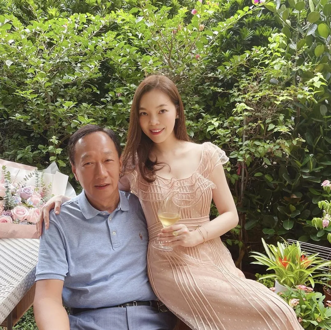 郭台銘（左）與小24歲妻子曾馨瑩（右）結婚18年，未料近期爆出密會女球友。（圖／翻攝IG hsin_ying_tseng）