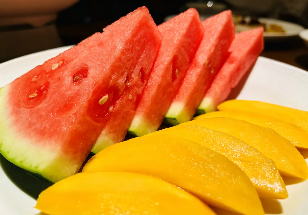 高糖分水果的過量食用同樣需要注意,西瓜、芒果雖屬天然食材,但其中的果糖仍會迅速轉化為血糖。(示意圖/AI生成圖)