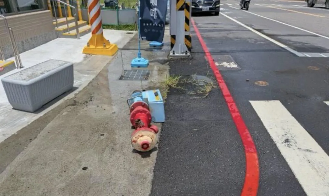 消防栓遭應聲撞斷。(圖/翻攝自臉書「台南大小事」)