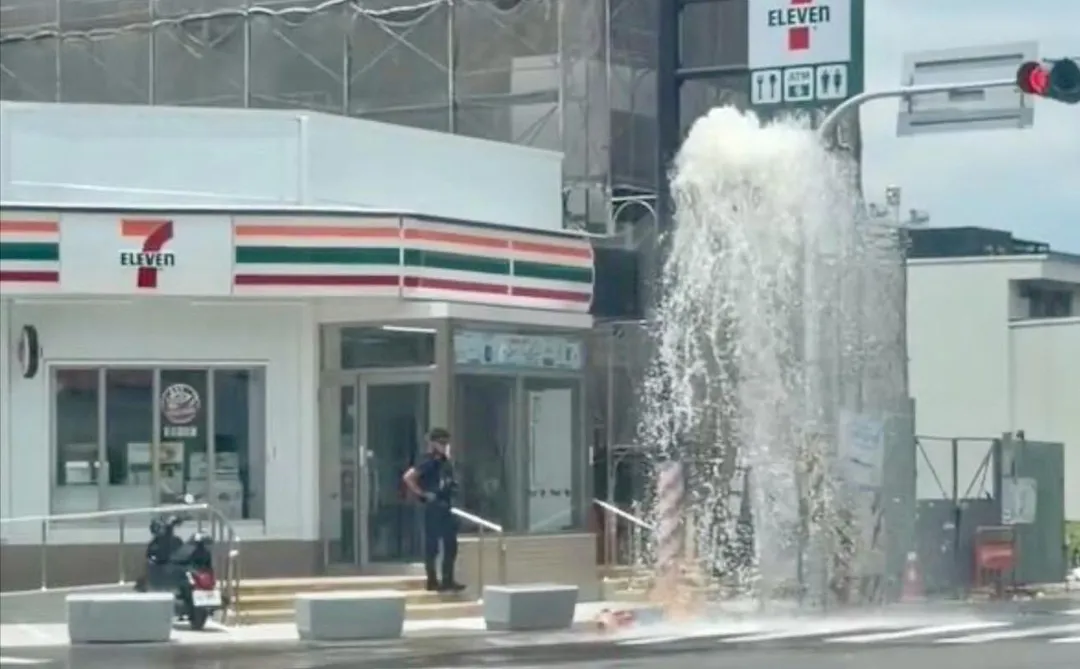 台南永康區一輛砂石車撞斷消防栓水柱噴出如噴泉。(圖/翻攝自臉書「台南大小事」)