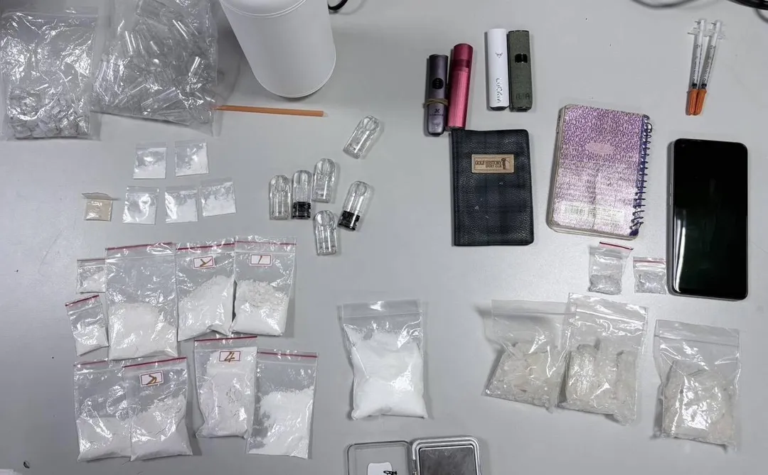 警方查扣大量各式毒品。(圖/翻攝畫面)
