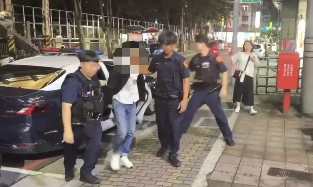 嫌犯毒駕持有毒品遭逮捕送辦。(圖/翻攝畫面)