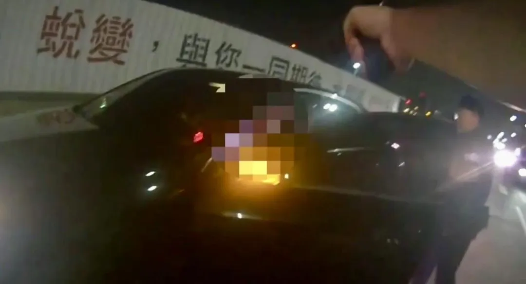 員警拔槍喝令駕駛下車。(圖/翻攝畫面)