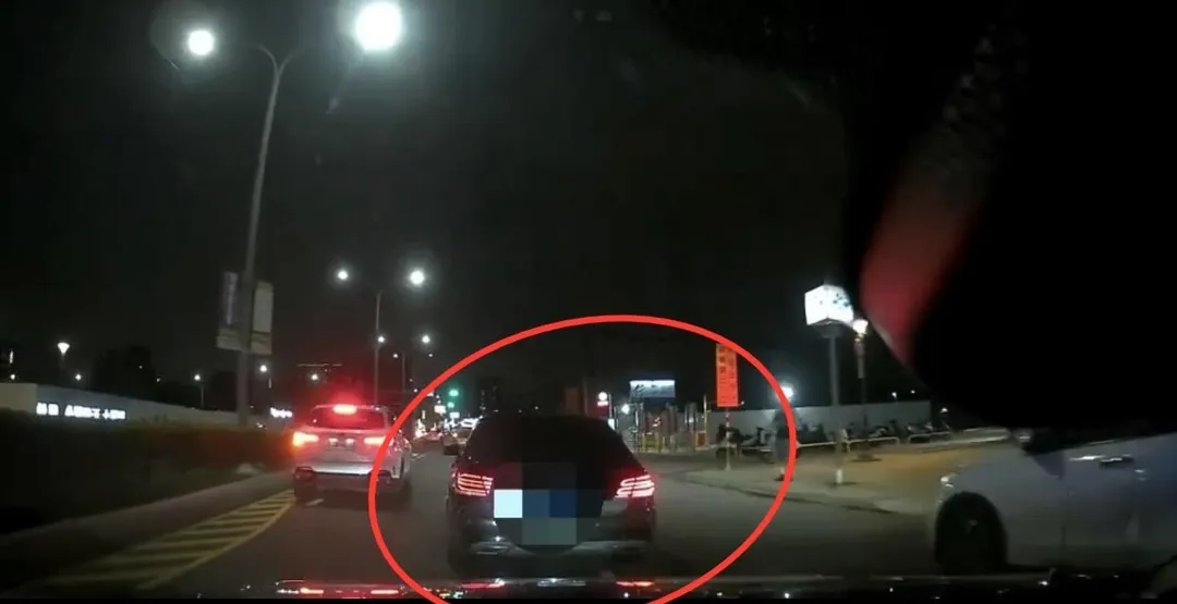 賓士車拒檢加速逃逸。(圖/翻攝畫面)