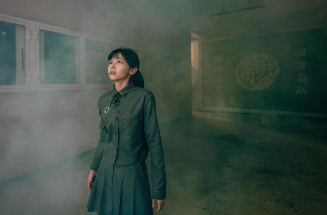 陳姸霏在片中飾演一名重考生，被媽媽強迫搬入以升學為唯一目標的「神祕小鎮」。（圖／奇蹟映畫所 提供）