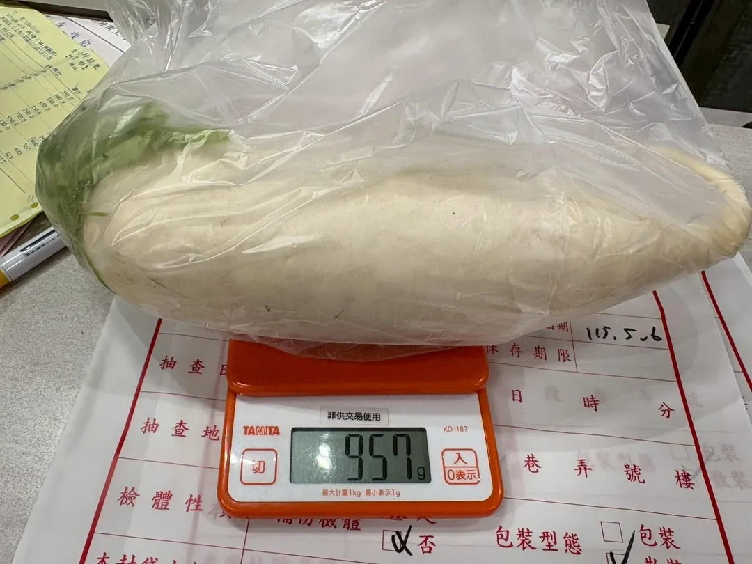 此次違規品項中,以「九層塔」最多,共3件不合格;而「白蘿蔔」有2件。(圖/台北市衛生局)