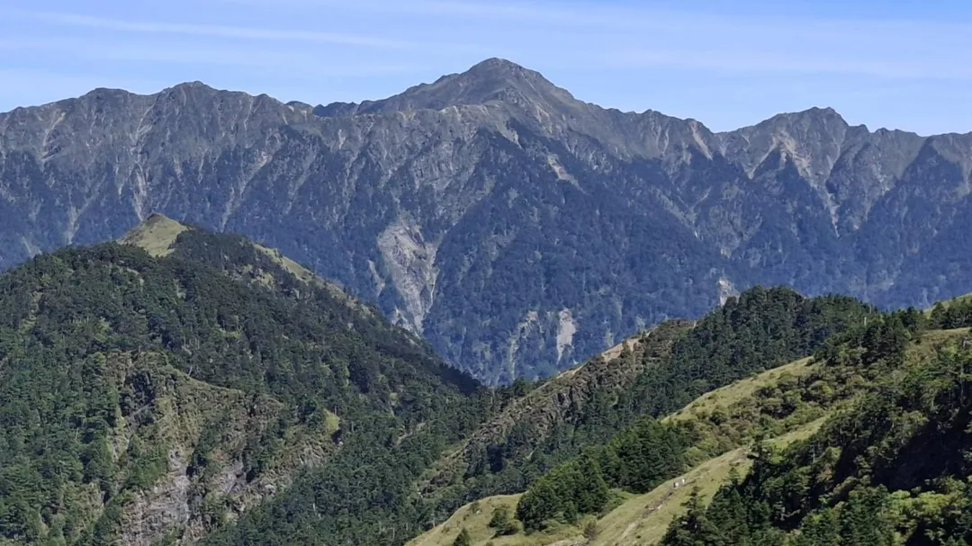 合歡山晴朗時能遠眺奇萊連峰與層層疊疊的中央山脈。（圖／林業及自然保育署南投分署提供）
