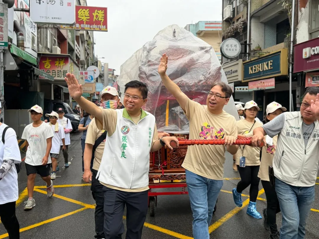 張肇良多次陪在黃世杰旁邊跑行程(攝自張肇良臉書)