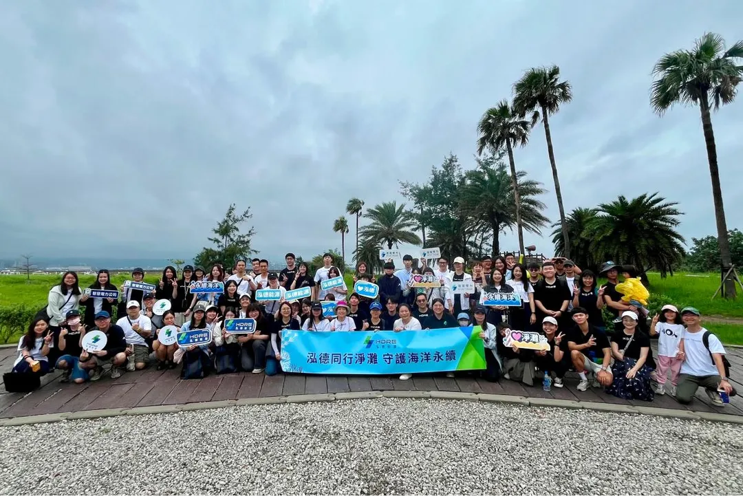 泓德集團號召141位同仁攜眷屬響應日月光淨灘，以行動支持海洋保育與環境永續。（圖／泓德能源提供）