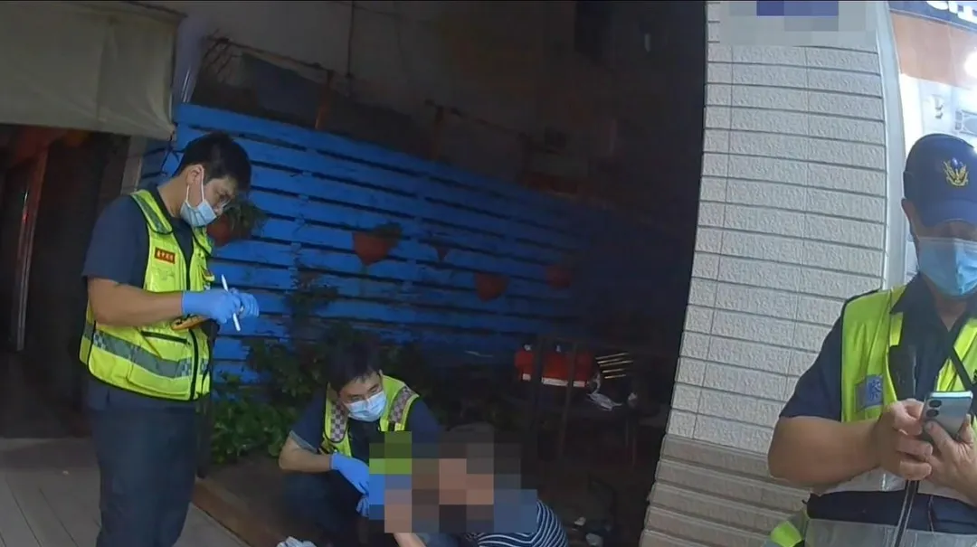 員警和救護人員在現場用英文與男子溝通並協助就醫，過程中順利找回男子遺失的手機。（圖／翻攝畫面）