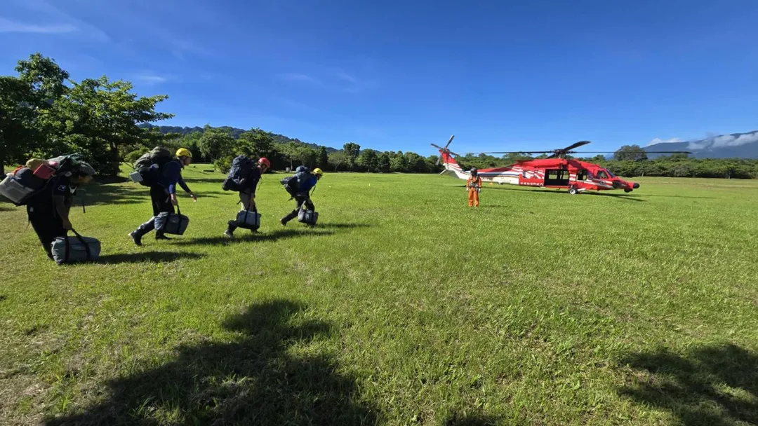 為掌握萬里溪堰塞湖風險,花蓮分署9人特遣隊搭乘空勤直升機深入山區,展開為期5天的勘查任務。(圖/林業及自然保育署花蓮分署提供)
