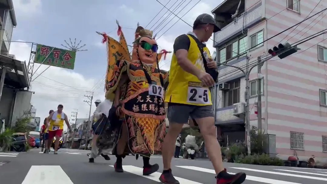選手肩扛重達10公斤的三太子神偶,無懼高溫烈日,踏上為期28天、逾千公里的環島極限征途。(圖/中天新聞)