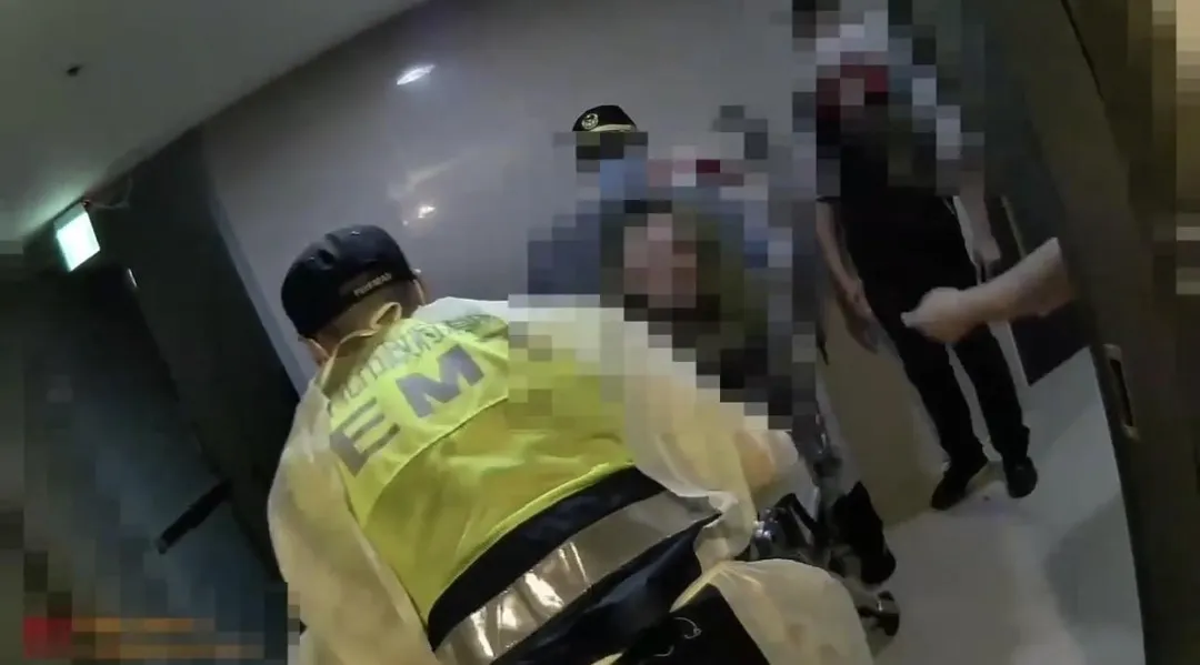 救護人員緊急將男子送醫救治。（圖／翻攝畫面）