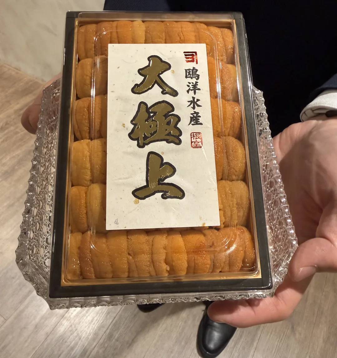 侍者手捧珍稀海膽展示。（圖／黃宏輝提供）