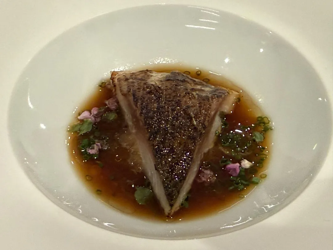 炙燒鯖魚番茄咖啡果醋醬汁。（圖／黃宏輝提供）