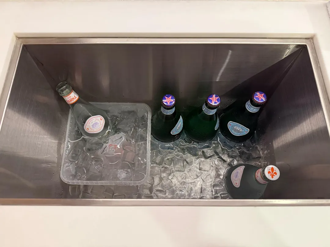 包廂內置飲水冰槽。（圖／黃宏輝提供）