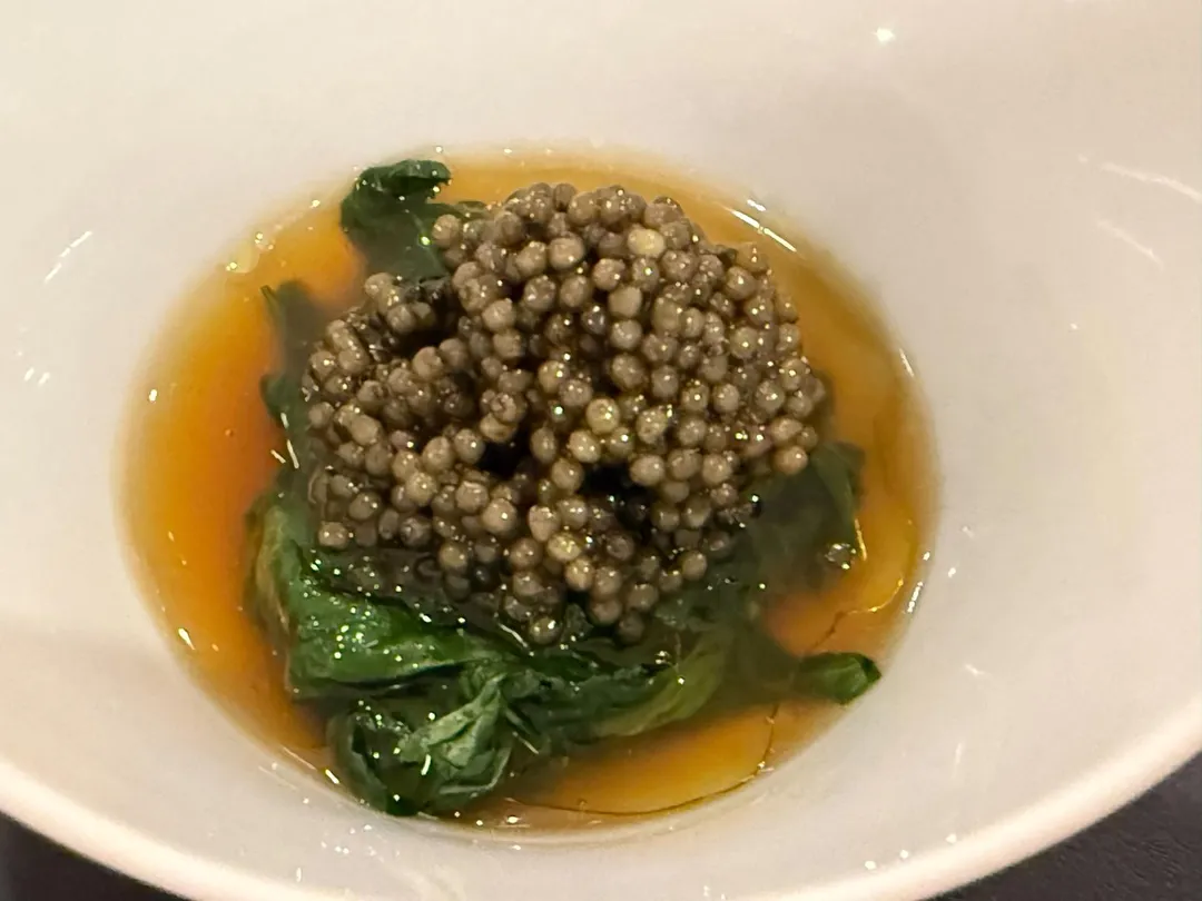 魚子醬小豆苗。（圖／黃宏輝提供）