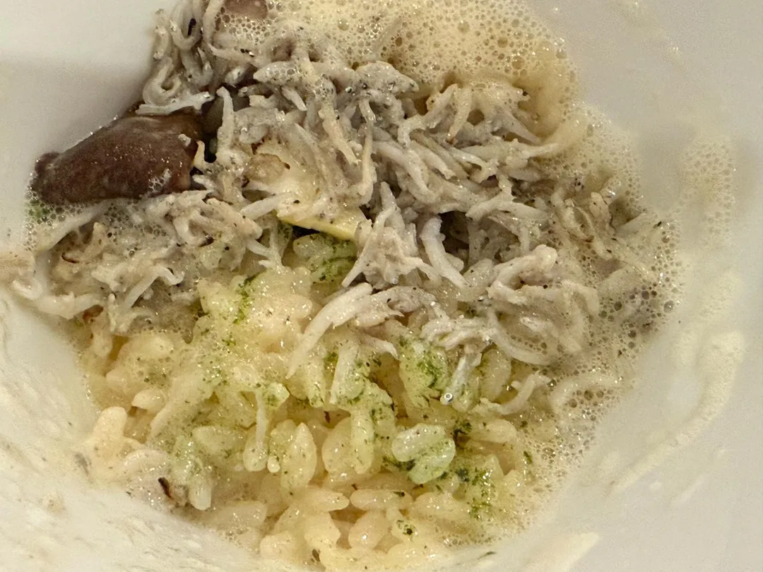 炭烤吻仔魚和破布子泡沫。（圖／黃宏輝提供）