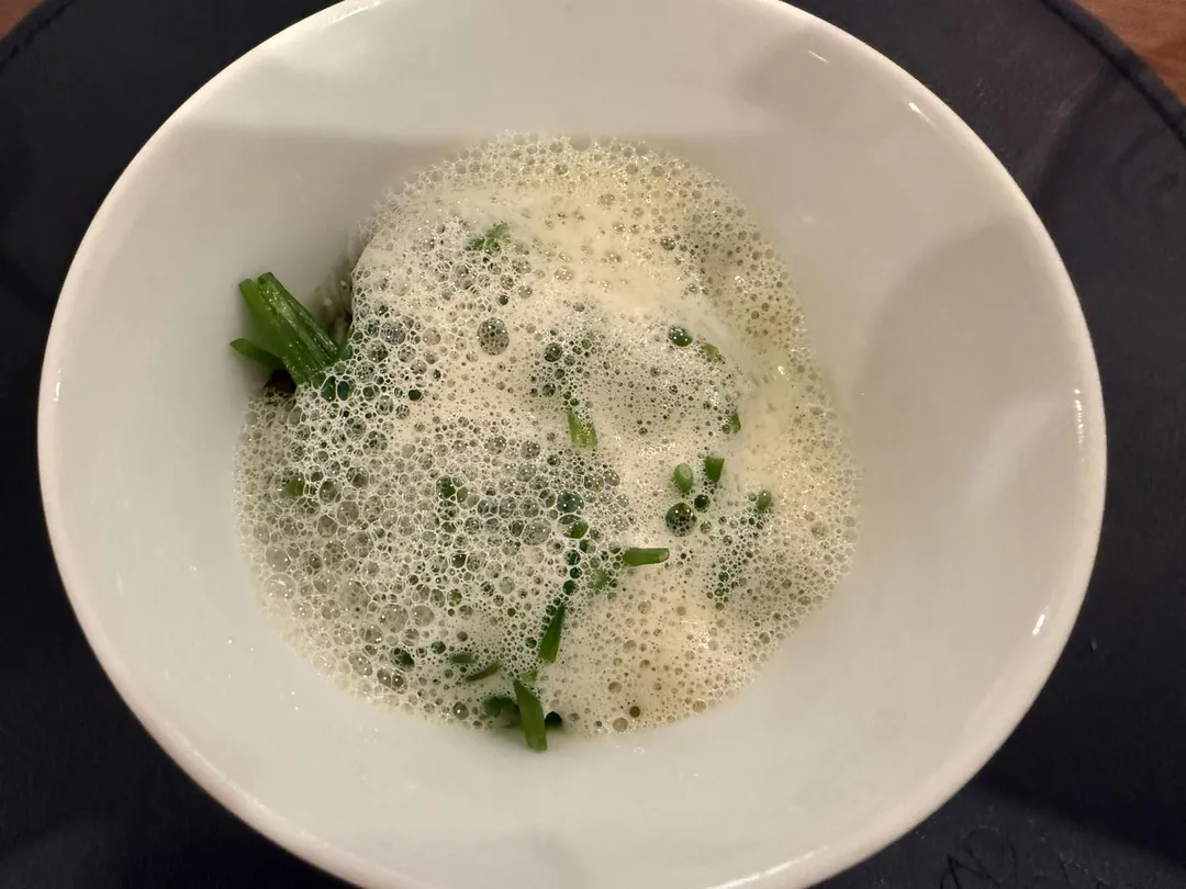 吻仔魚破布子泡沫赤醋釜飯。（圖／黃宏輝提供）