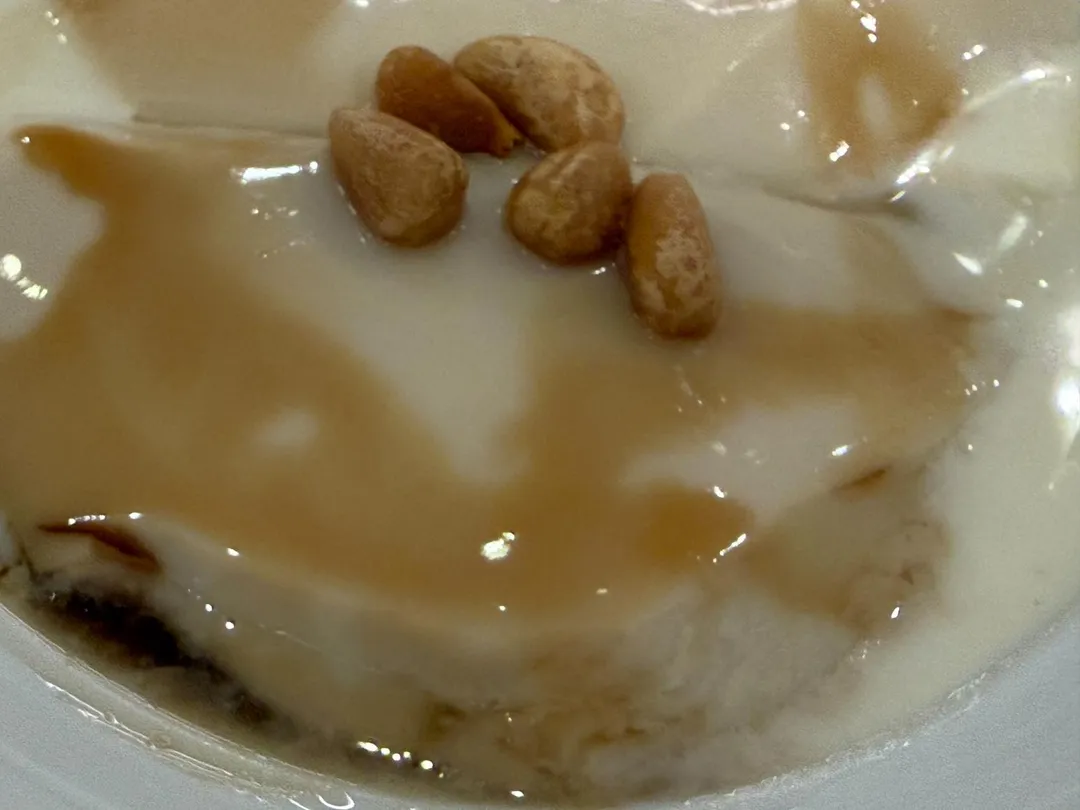 三盆糖和伯爵茶蜜煉醬汁。（圖／黃宏輝提供）