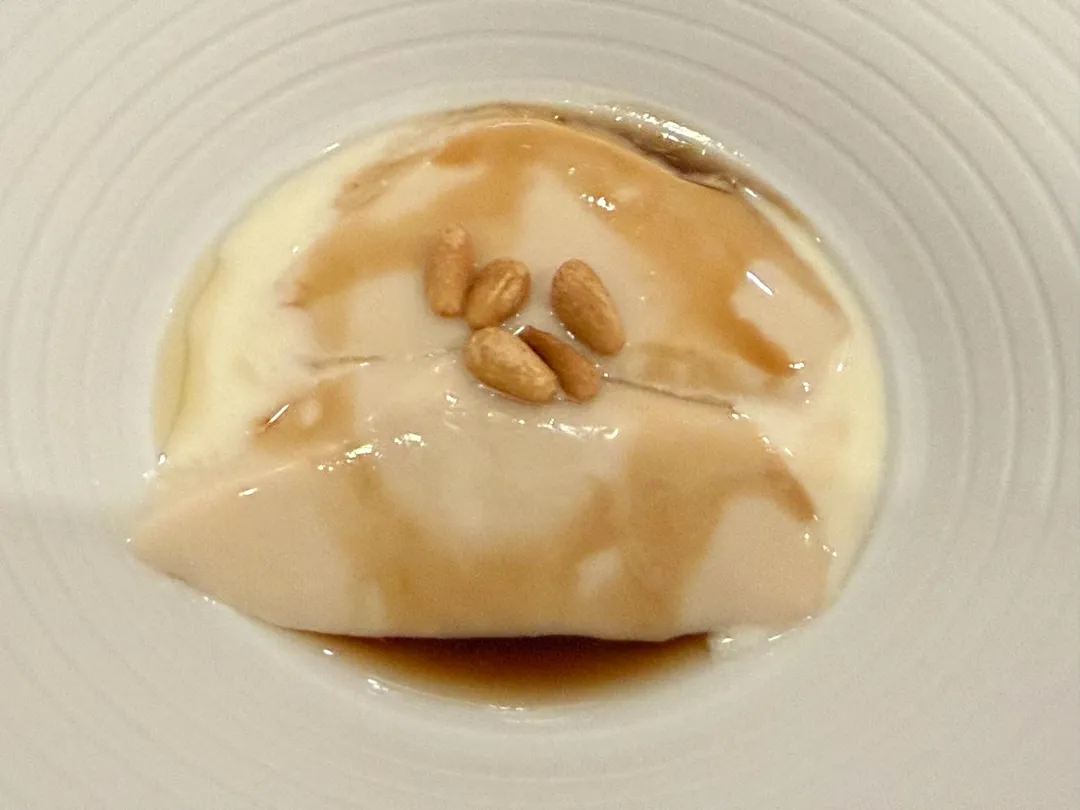三盆糖芝麻油豆花。（圖／黃宏輝提供）