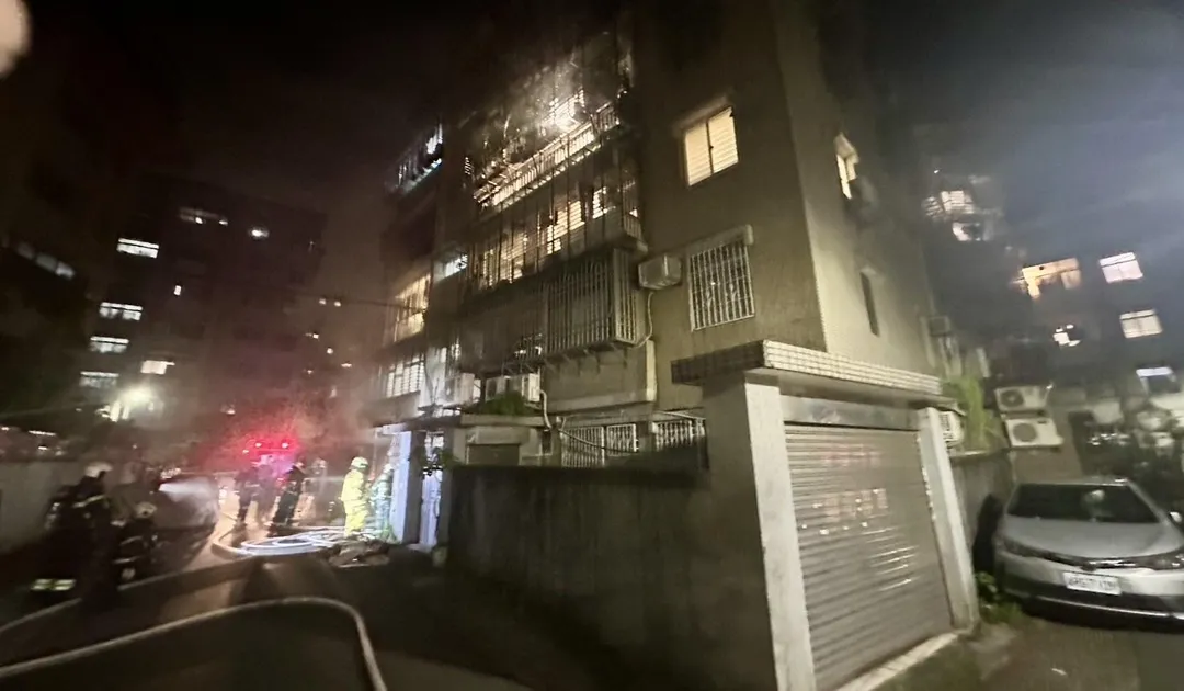 文山區民宅地下室冒出濃煙幸無人傷。（圖／翻攝畫面）