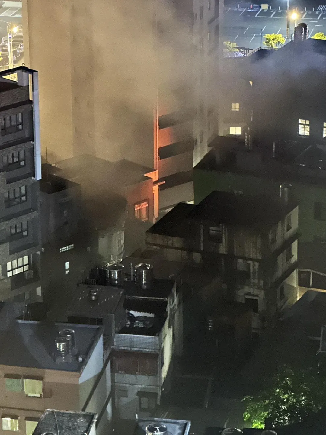 基隆市中山區中山二路1巷一處透天厝於1日晚間驚傳火警，3樓竄出猛烈火煙。（圖／翻攝畫面）