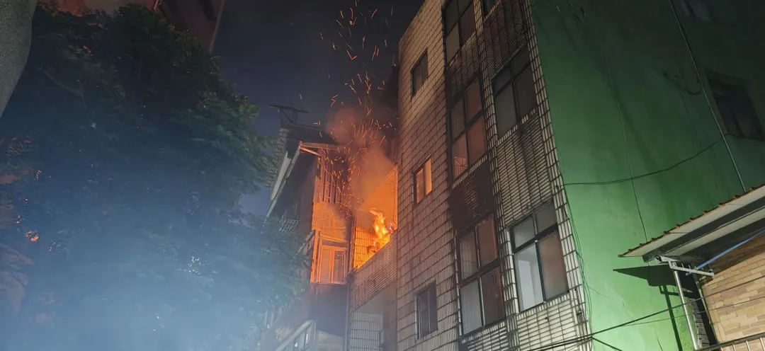 基隆市中山區中山二路1巷一處透天厝於1日晚間驚傳火警，3樓竄出猛烈火煙。（圖／翻攝畫面）