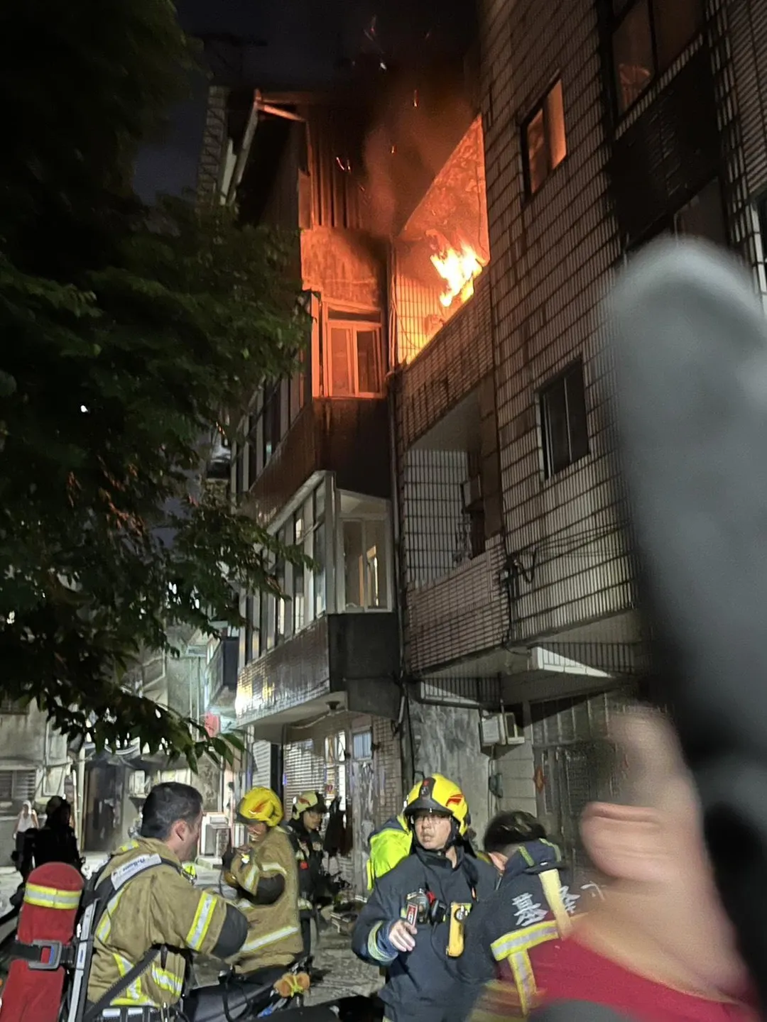 基隆市中山區中山二路1巷一處透天厝於1日晚間驚傳火警，3樓竄出猛烈火煙。（圖／翻攝畫面）