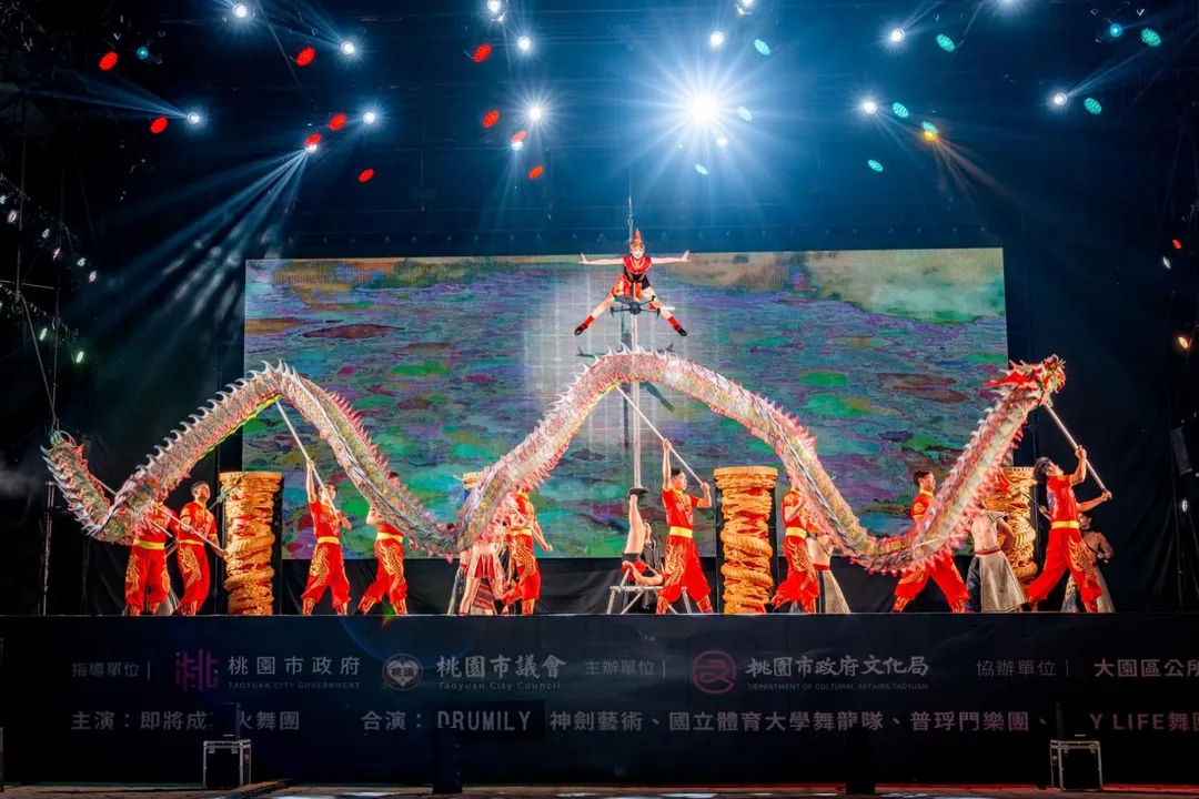 本次演出與在地國立體育大學舞龍隊跨界合作。（圖／即將成真火舞團攝影團隊提供）