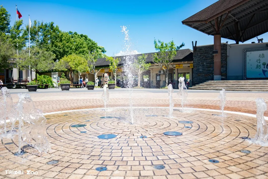 大門廣場噴泉。（圖／北市立動物園提供）