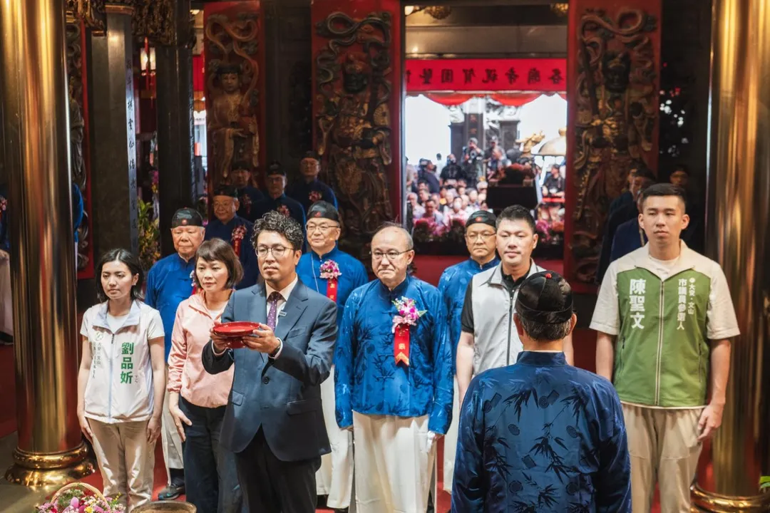 沈伯洋出席指南宮成道大典。 (圖/沈伯洋競辦提供)