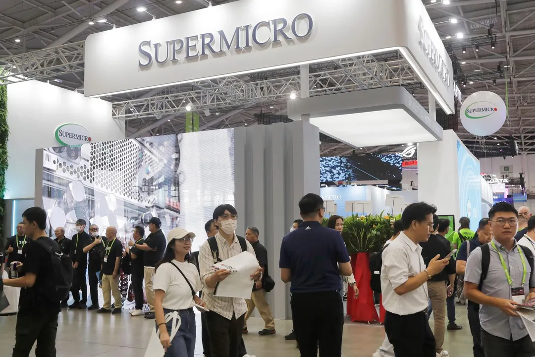 2026年6月2日台北國際電腦展，參觀者走過美超微的展位。（圖／美聯社）