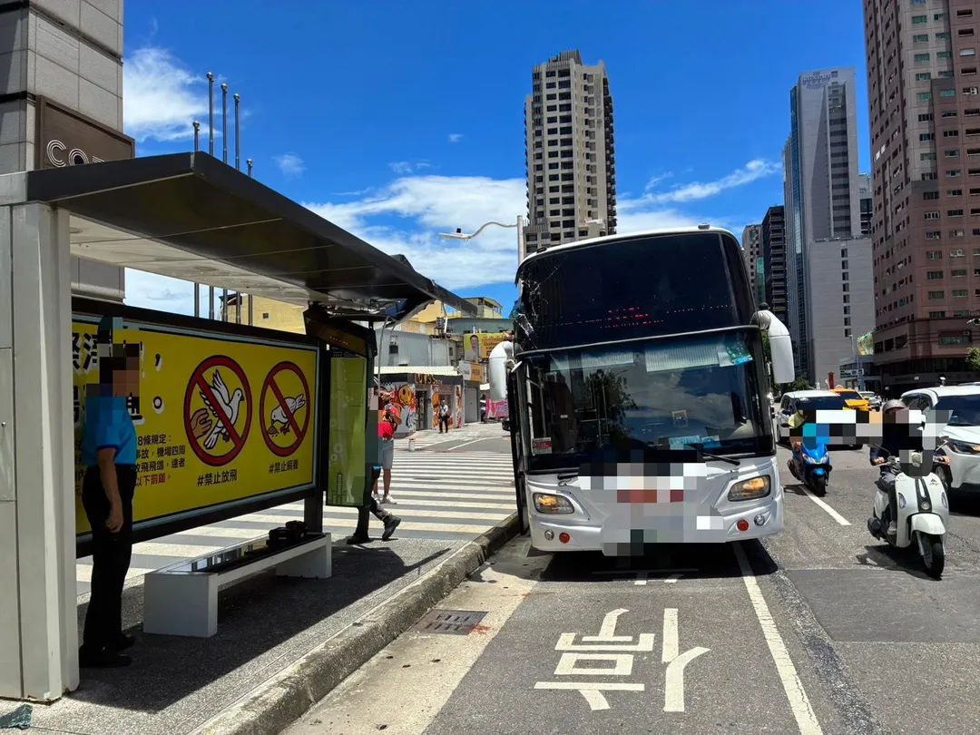 車身右上方碰撞候車亭，車身及站亭毀損。（圖／警方提供）