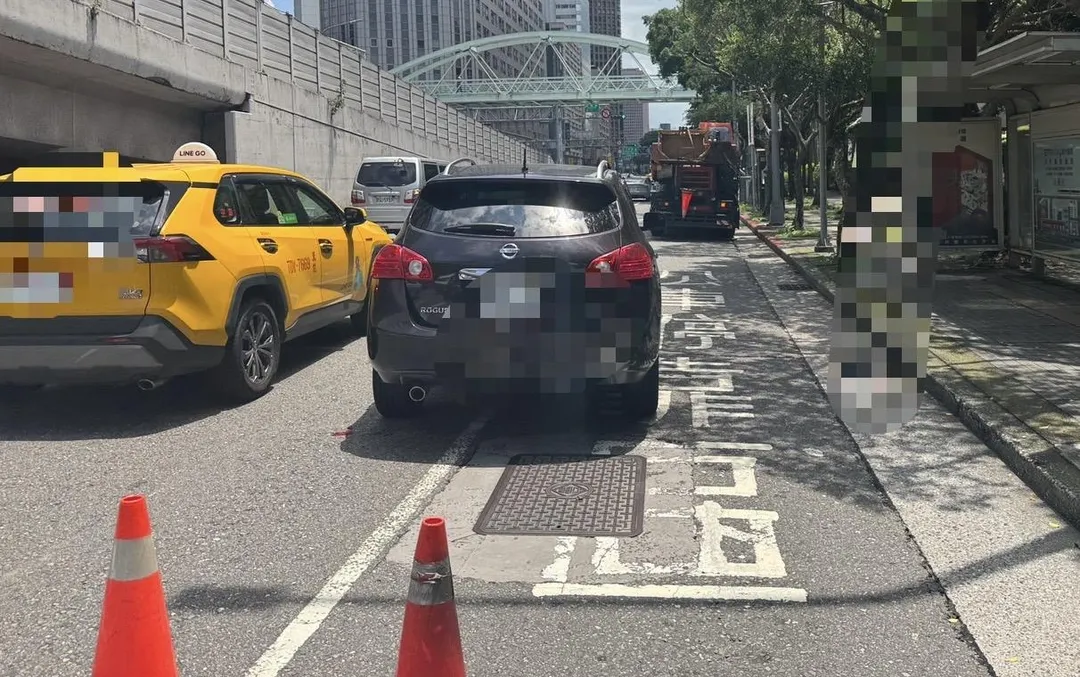 轎車遭吊車變換車道撞上車尾受損。(圖/翻攝畫面)