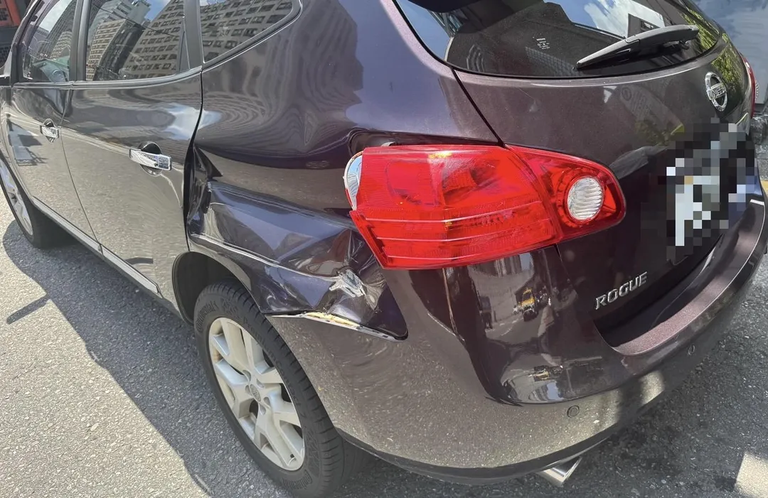 轎車遭吊車變換車道撞上車尾受損。(圖/翻攝畫面)