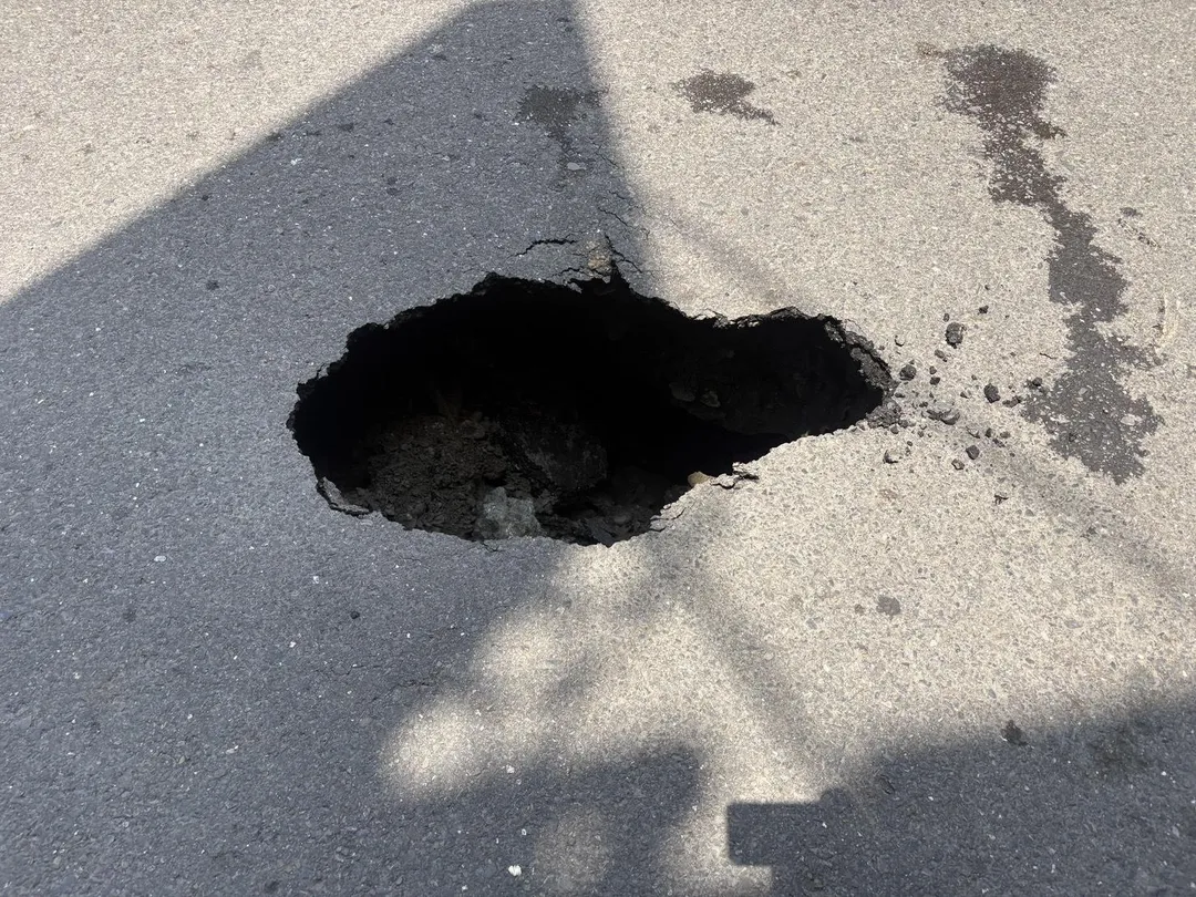 柏油路面突然塌陷。（圖／警方提供）