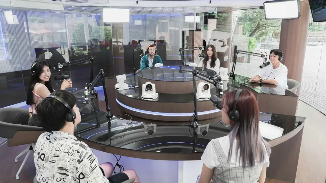 世新大學圓桌影音播客直播間支援課程教學與跨域實作，協助學生在校內培養聲音內容製作、節目企劃與影音表達能力。（圖／世新大學提供）