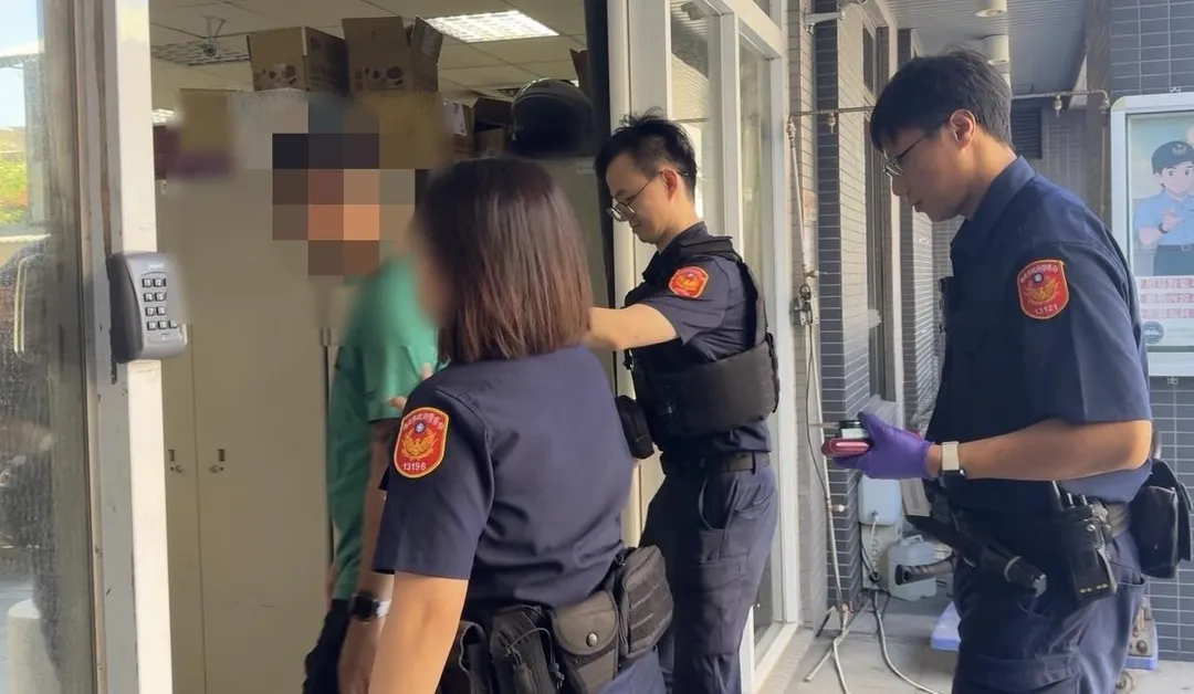男子砍傷友人遭警方逮捕。（圖／翻攝畫面）