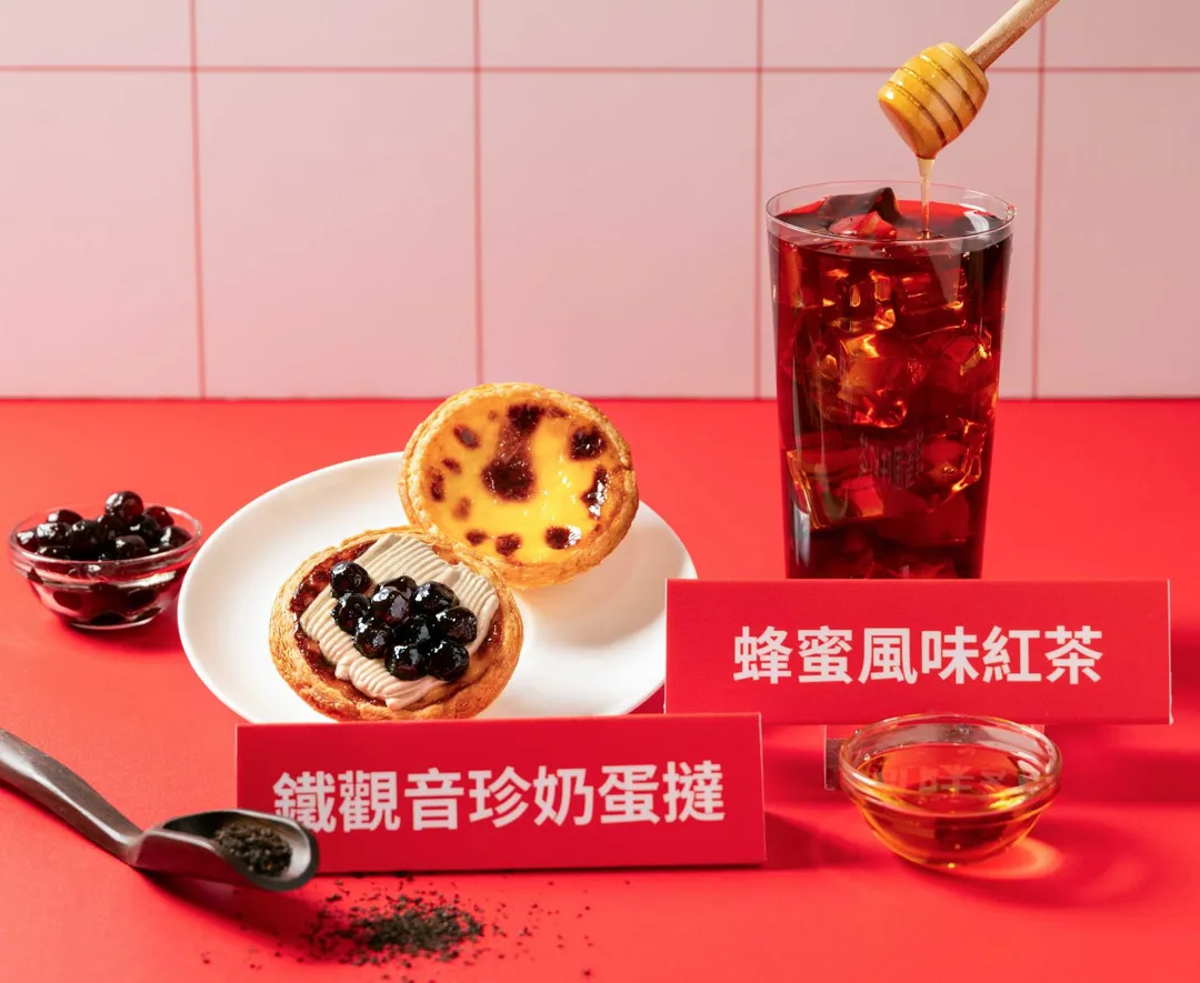 為了提供更豐富的餐點組合，肯德基也同步推出「蜂蜜風味紅茶」與「阿薩姆無糖紅茶」兩款夏日飲品。（圖／肯德基提供）