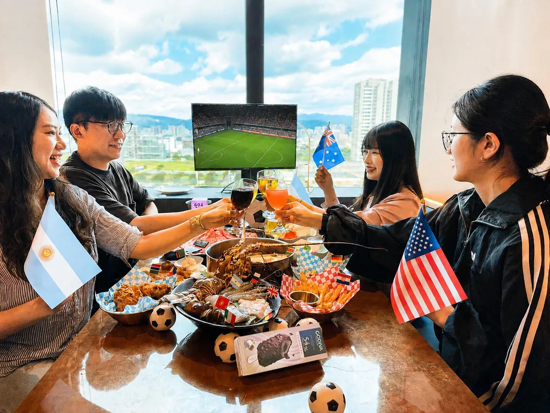 7月9日起推出打卡應援活動，凡兩人以上同行符合消費門檻並拍照打卡，即可免費獲得XXL大蛤、九孔鮑魚或安格斯黑牛等澎湃加菜，台中洲際店更打造為賽事播放主場並推出限定特調。（圖／馬辣提供）
