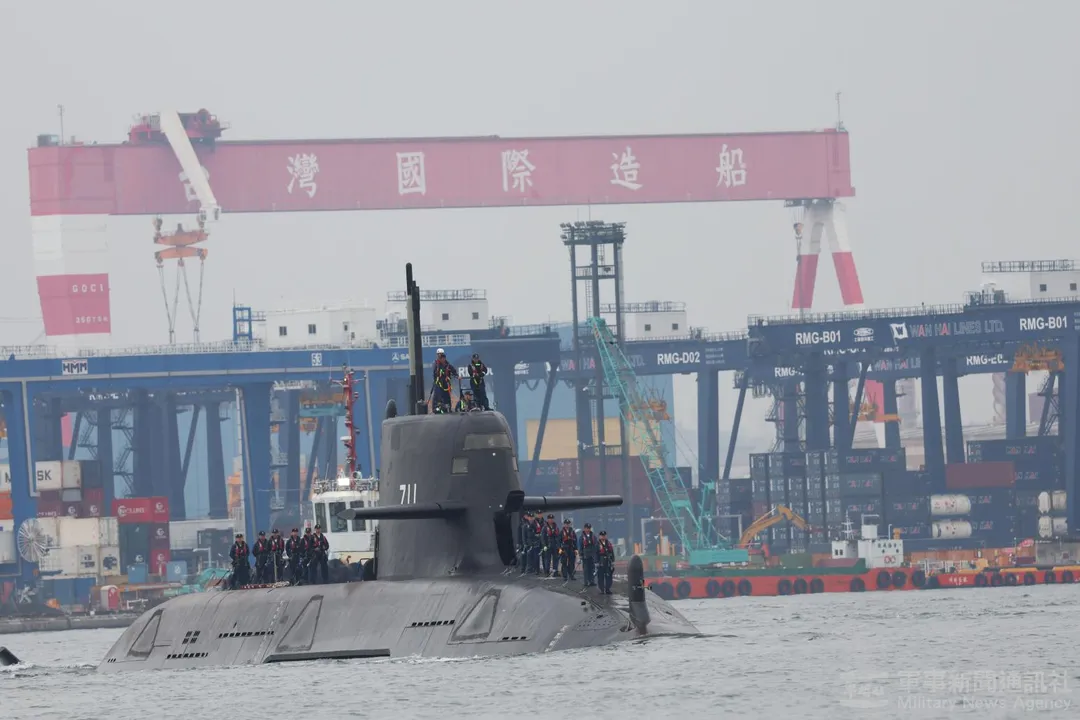 民進黨政府大力推動國防自主;圖為自製潛艦原型艦海鯤號。(圖/軍聞社)