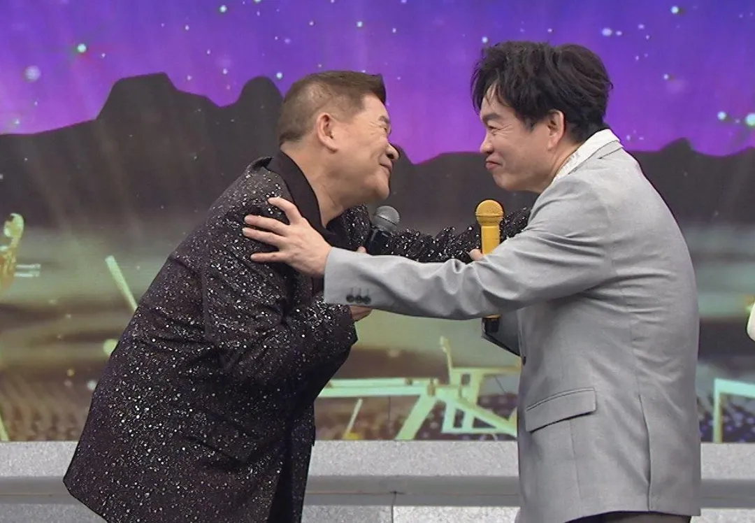 康康（右）讚譽澎恰恰（左）是「綜藝全才」。（圖／中視提供）