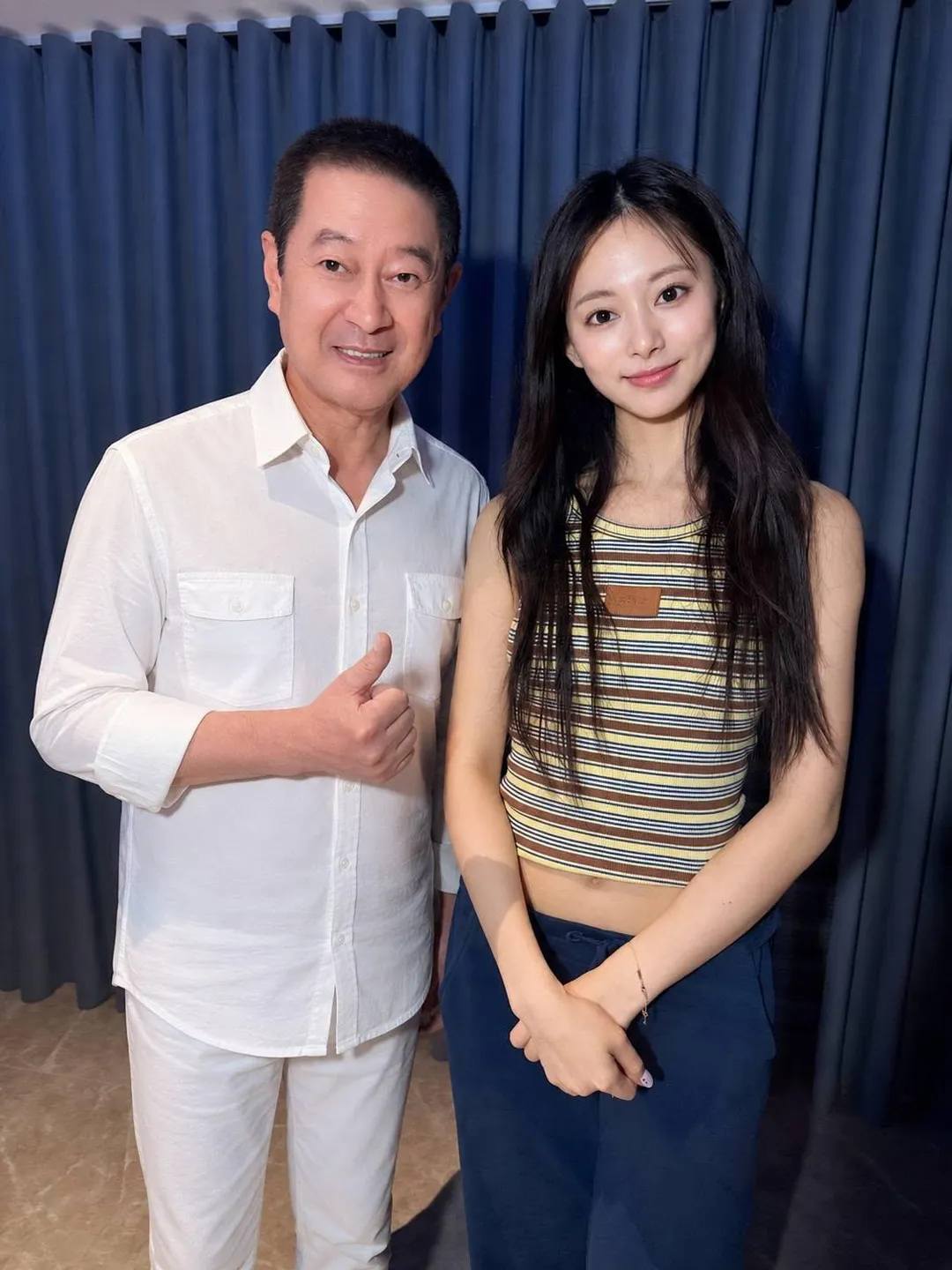 蔡小虎(左)遇周子瑜開心合照,並爆子瑜父母都是其粉絲。(圖/翻攝自蔡小虎臉書)