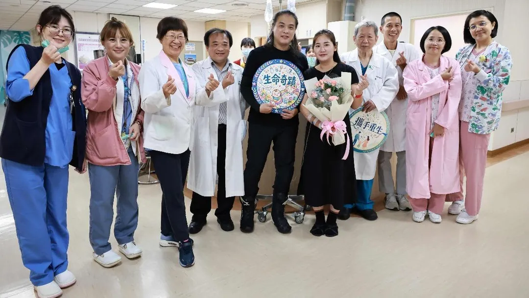 王先生沒想到一趟章魚燒之旅,卻差點失去太太,成功從鬼門關回來後,夫妻一起感謝門諾醫院團隊。(圖/門諾醫院提供)