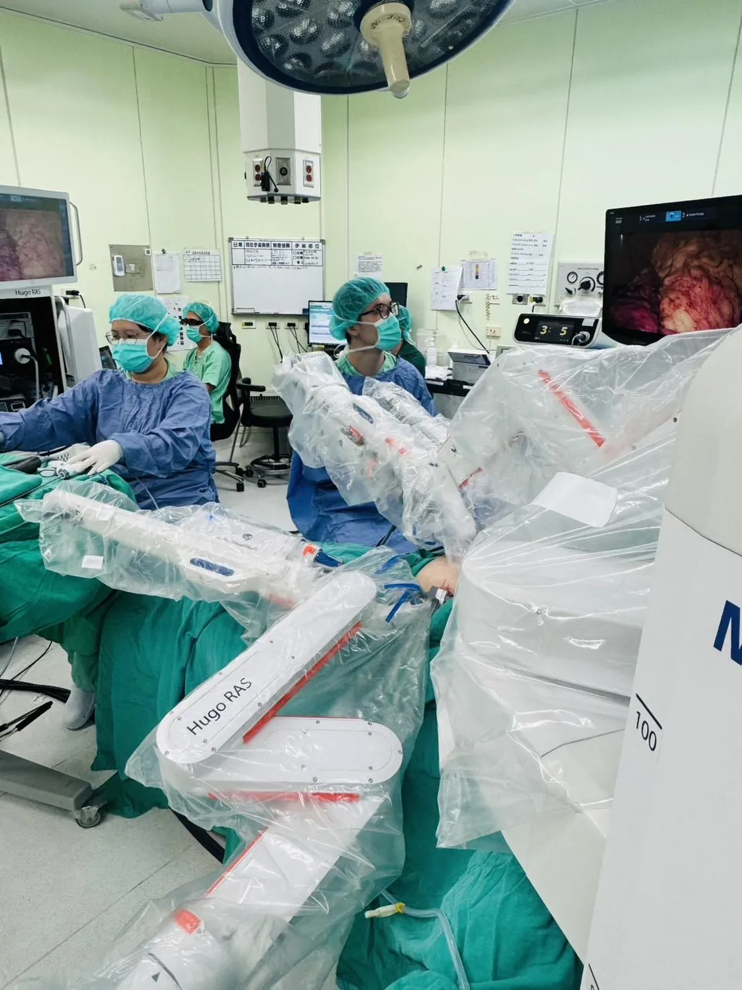 Hugo機械手臂系統目前已成功應用於一般外科常見的疝氣修補、膽囊切除，以及胃癌等高複雜度手術，各項手術均呈現良好成果與病人預後表現。(圖/長庚醫院)