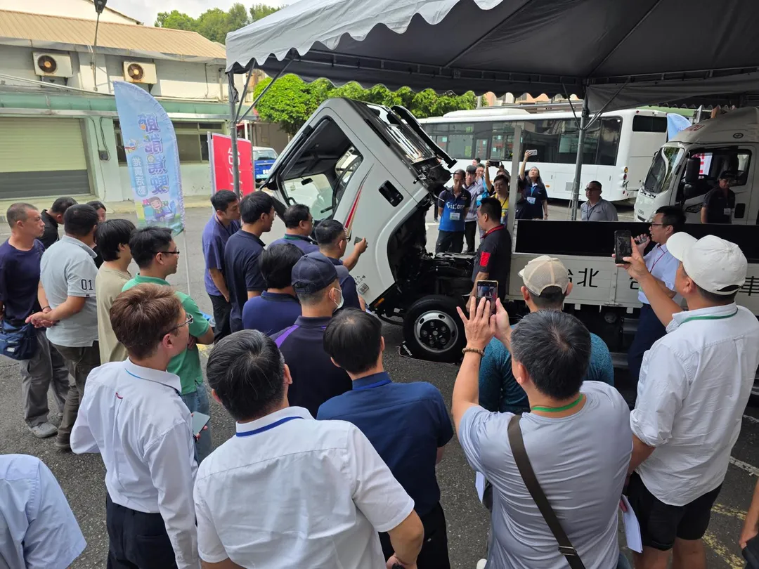 ISUZU提供兩輛NLR 5噸貨車，引領學員們逐項完成車輛能效點檢操作。（圖／ISUZU提供)