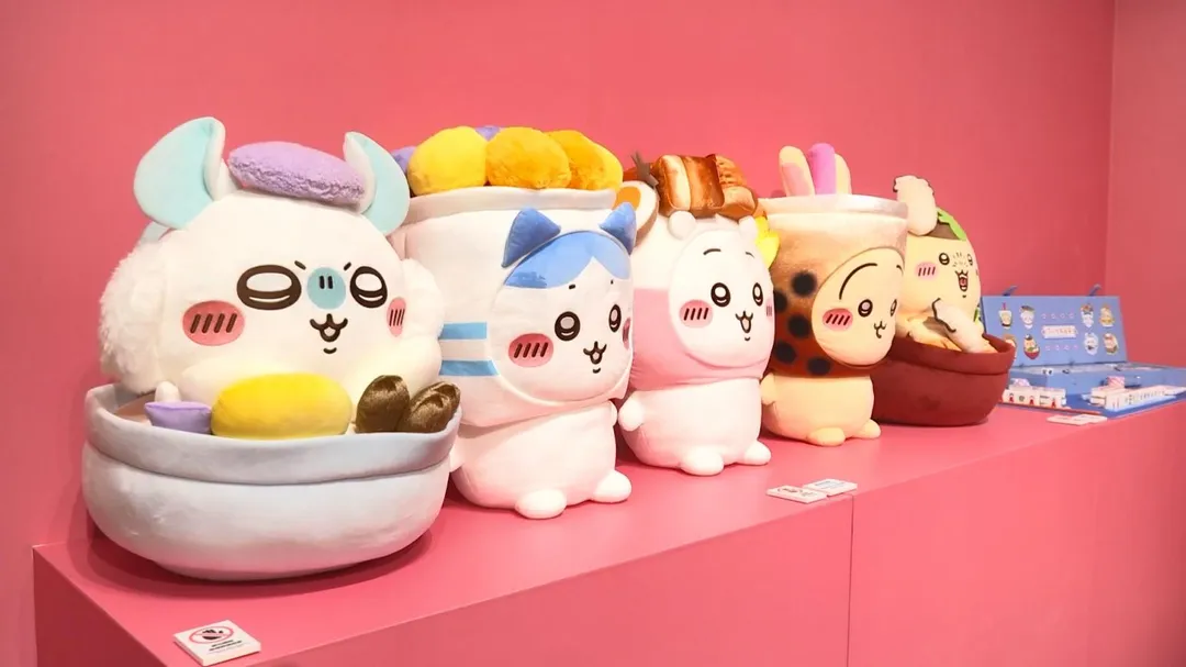 展覽受注商品的夜市50cm大玩偶全5款角色，每款 NT$3,000。（圖/楊進明 攝）